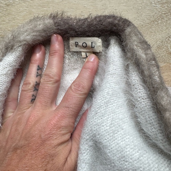 Pol super soft oversized v neck camo sweater size large like new condition - Picture 3 of 4